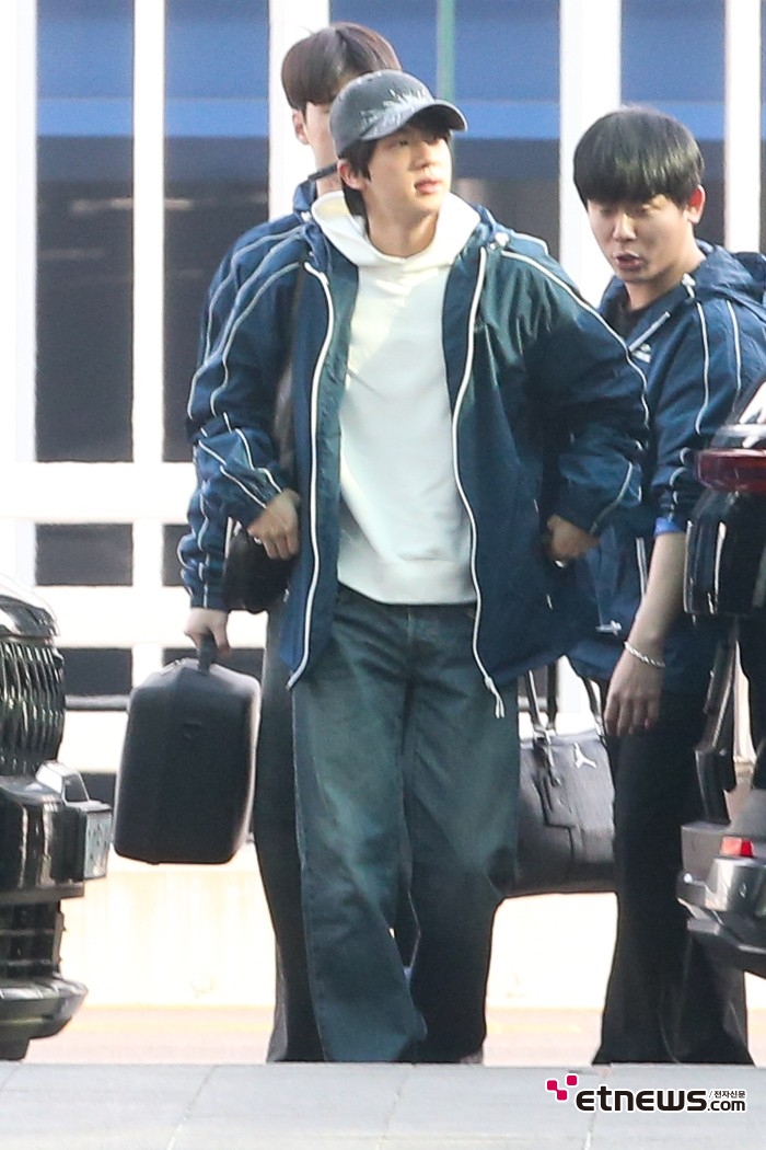 [ET포토] BTS 진, '남다르게 넓은 어깨 넓이'