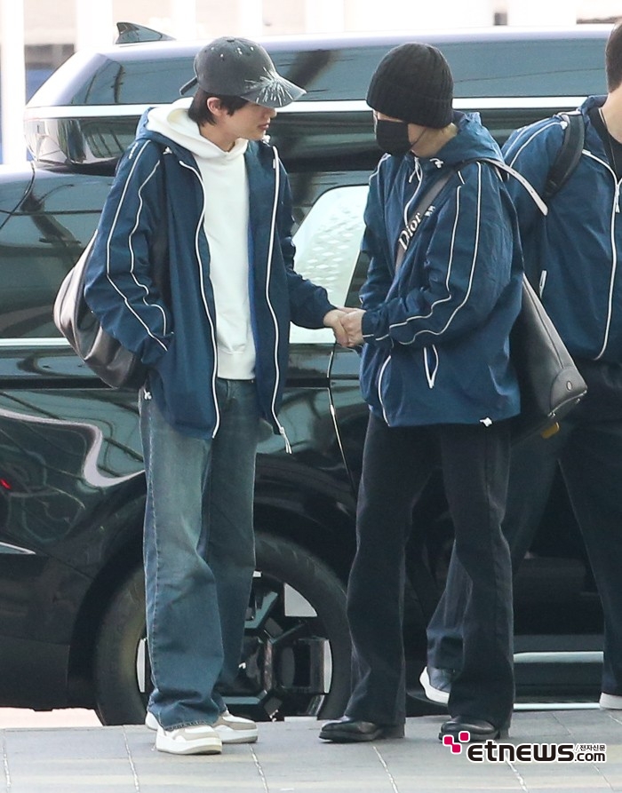 [ET포토] BTS 진-지민, '반갑게 악수로 아침인사'