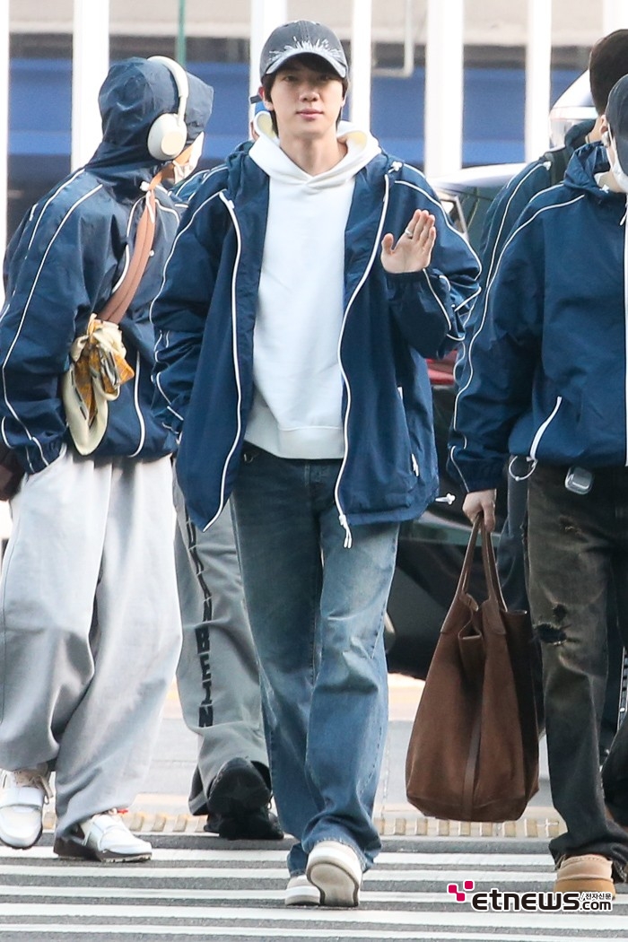 [ET포토] BTS 뷔, '조각상의 아침인사'