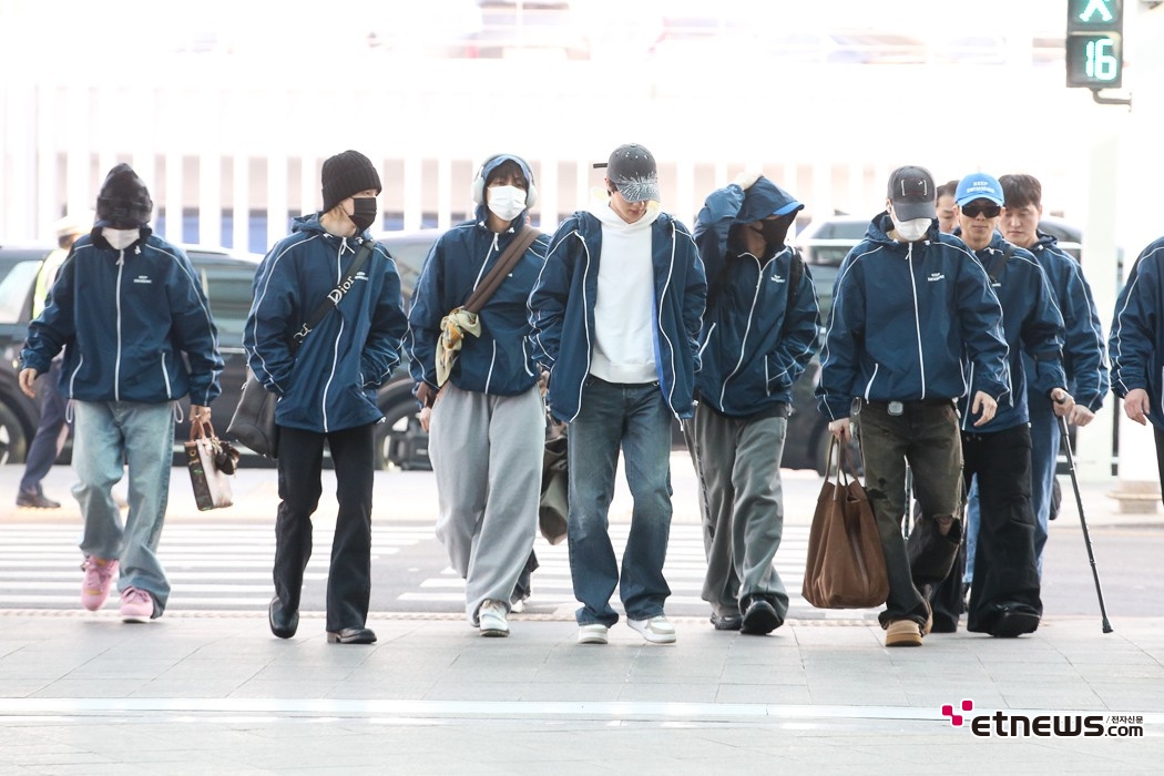[ET포토] BTS, '근사한 완전체의 출국 모습'