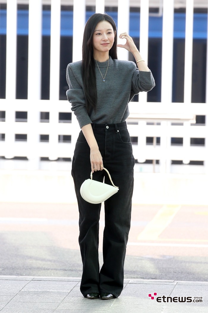 [ET포토] 김지원, '스웨터에 청바지만 입어도'