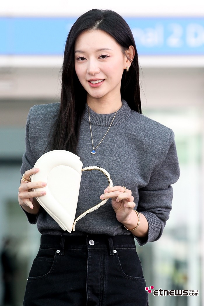 [ET포토] 김지원, '핸드백으로 하트 만들기'