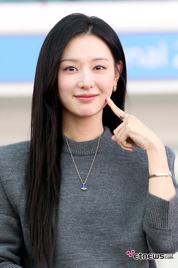 [ET포토] 김지원, '주변이 밝아지는 볼터치'