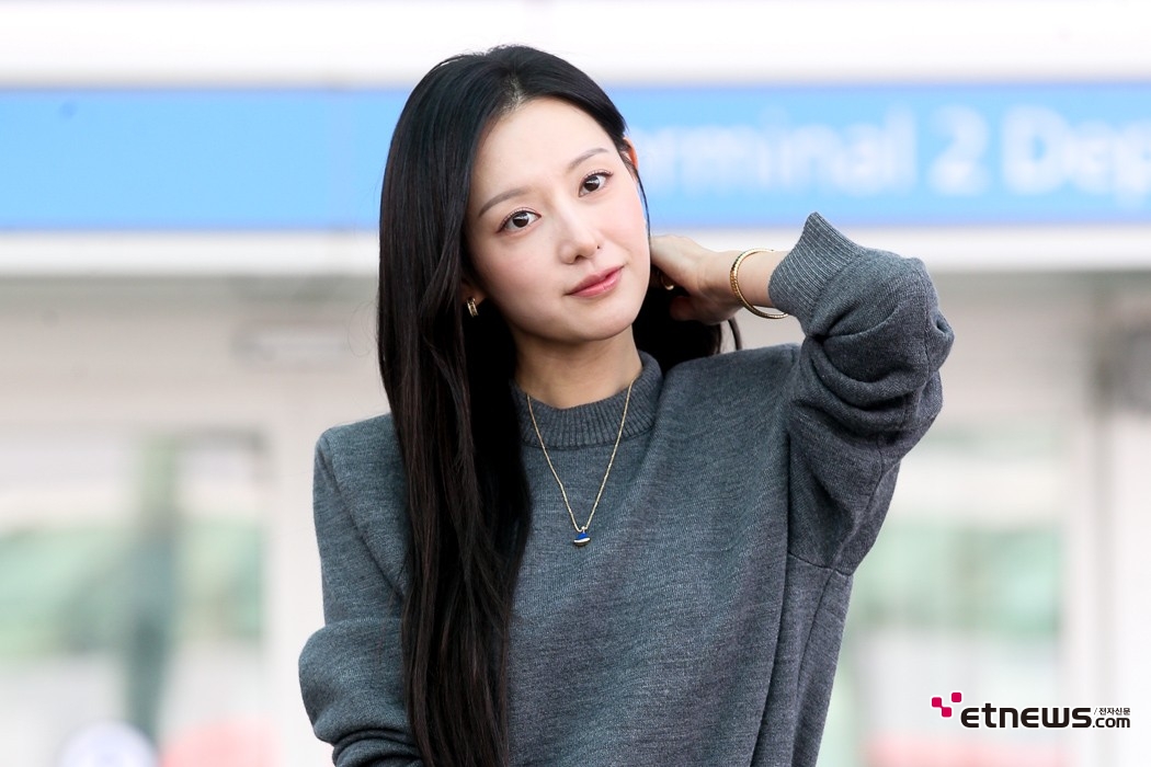 [ET포토] 김지원, '아름다움을 넘기며'