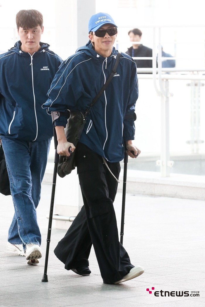 [ET포토] BTS RM, '목발 짚었지만 밝은 모습'