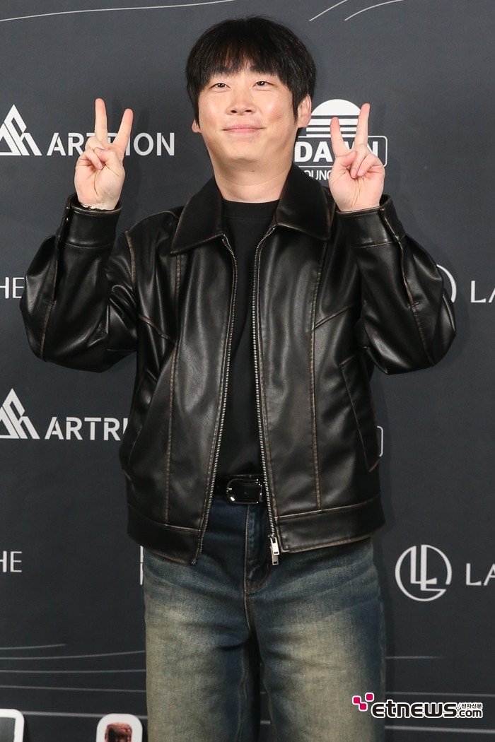 [ET포토] 싱글벙글 김두현, '포즈는 유쾌하게'