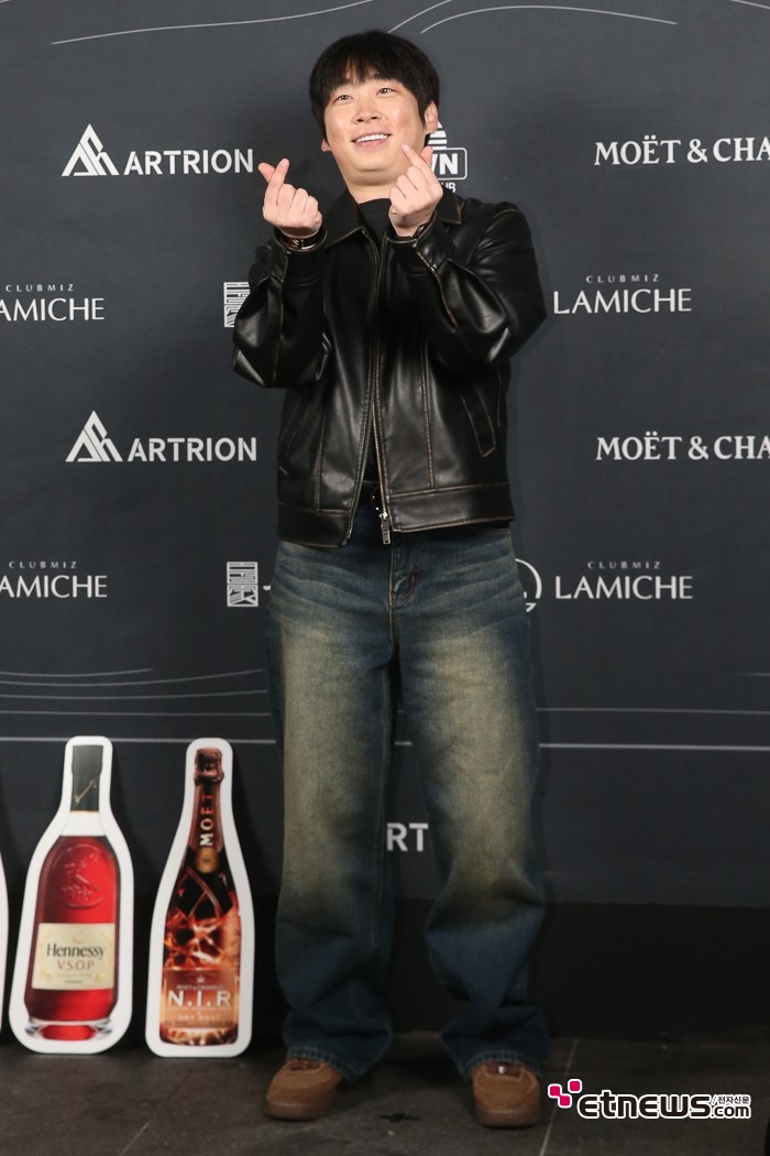 [ET포토] 싱글벙글 김두현, '포즈는 유쾌하게'