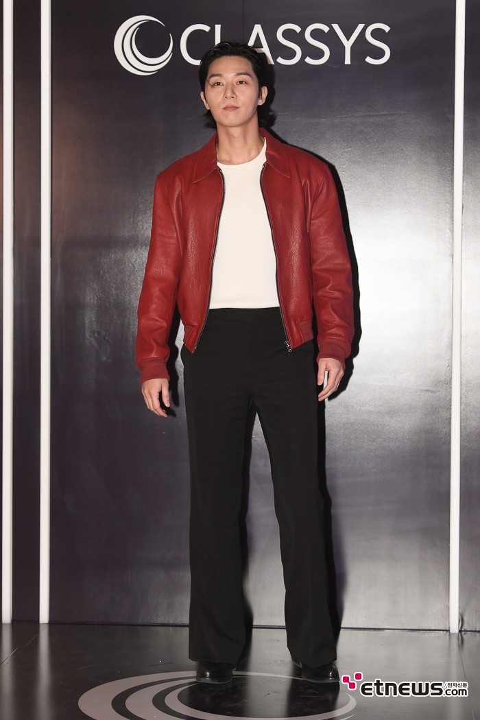 [ET포토] 박서준, '레드 블랙~강한 남성미'
