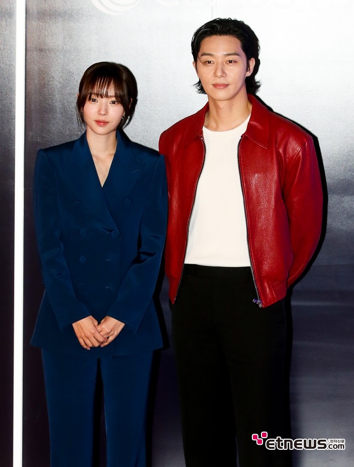 [ET포토] 채수빈-박서준, '블루 화이트의 인상적인 조합'