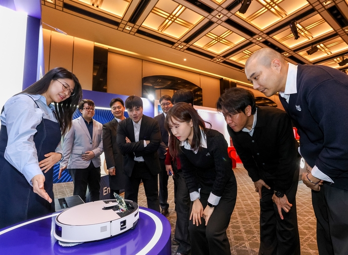 삼성전자가 그랜드 하얏트 서울 호텔에서 열린 주한미국상공회의소(AMCHAM, 암참) 연례행사에서 참석자들에게 2026년형 '비스포크 AI 스팀' 특장점을 소개하고 있다.