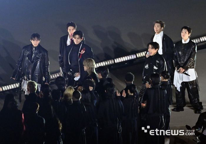 [포토] 박수를 받으며 왕의 길을 걸어오는 BTS