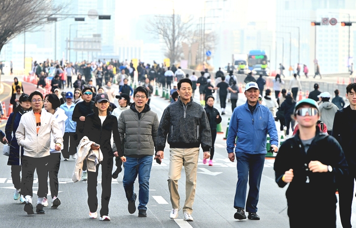 오세훈 서울시장이 22일 오전 여의도공원에서 열린 '쉬엄쉬엄 모닝'에서 참가 시민들과 함께 걷고 있다. ⓒ서울시