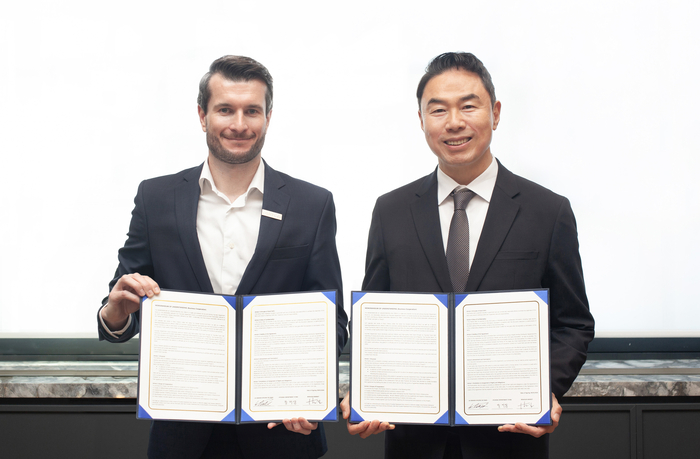 정지영 현대백화점 사장(오른쪽)과 질 로드릭(Giles Roderick) 라 그랑드 에피세리 대표