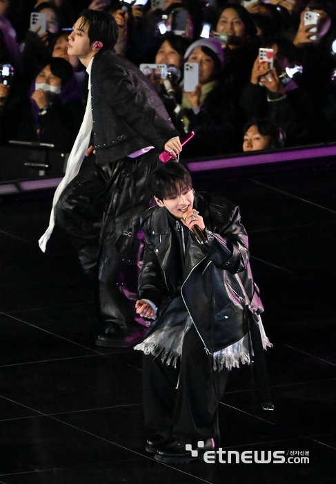 [포토] BTS 정국-진,'신나는 컴백 무대'
