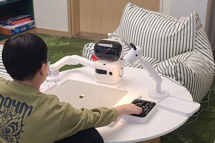 우면도서관 웹툰놀이존에서 한 어린이가 AI 로봇과 바둑을 두고 있다. ⓒ서초구