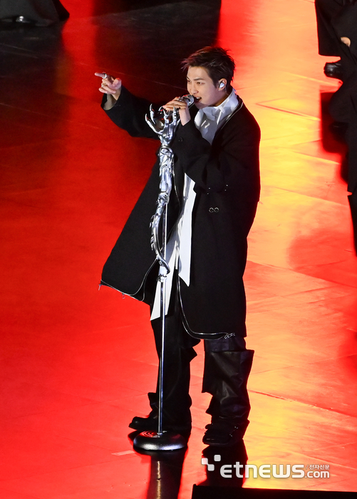 [포토] BTS RM,'부상 투혼, 퍼포먼스 없이'