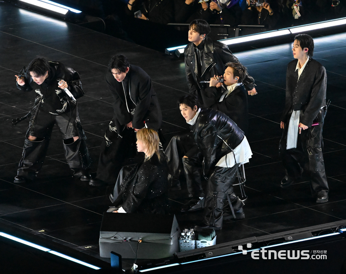 [포토]BTS,'부상 당한 RM을 중심으로'