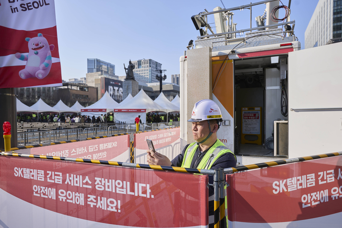 서울 광화문 일대에서 통신 상황을 점검 중인 SKT 직원들의 모습.