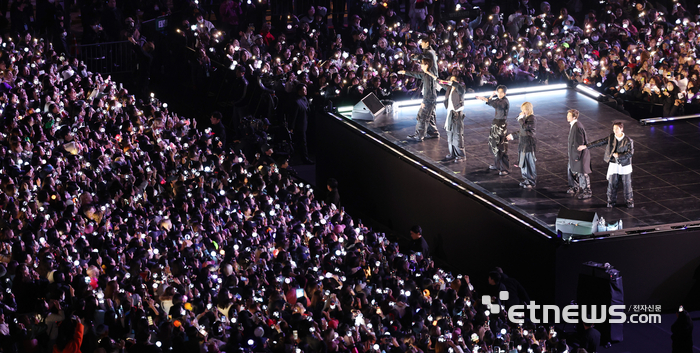 방탄소년단(BTS)이 21일 서울 광화문광장에서 컴백 기념 공연인 'BTS 컴백 라이브: 아리랑'을 펼치고 있다. 사진공동취재단