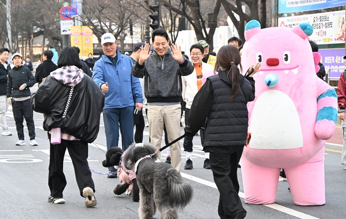 오세훈 서울시장이 22일 오전 서울 여의도공원에서 열린 '쉬엄쉬엄 모닝'에서 반려견과 함께 참여한 시민들 완주를 응원하고 있다. ⓒ서울시
