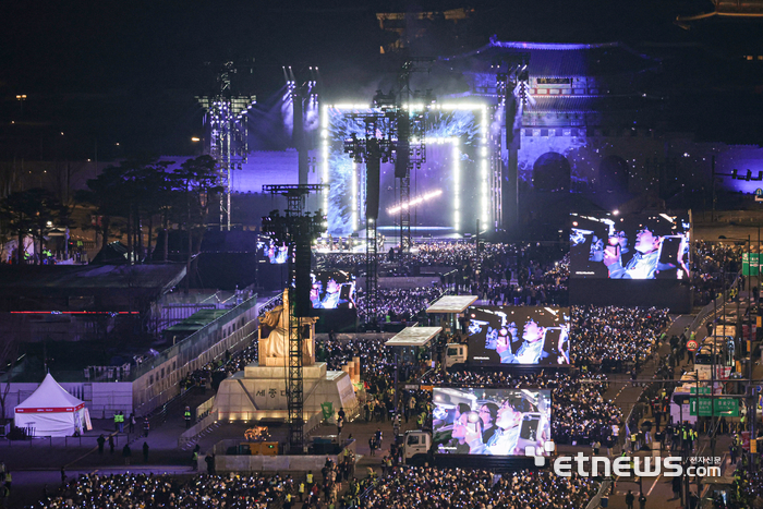 방탄소년단(BTS)이 21일 서울 광화문광장에서 컴백 기념 공연인 'BTS 컴백 라이브: 아리랑'을 펼치고 있다. 사진공동취재단