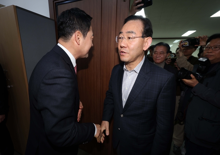 22일 오전 국민의힘 대구시당에서 열린 장동혁 대표와 지역 국회의원의 비공개 연석회의에서 주호영 의원이 장 대표와 악수를 하고 있다. 연합뉴스