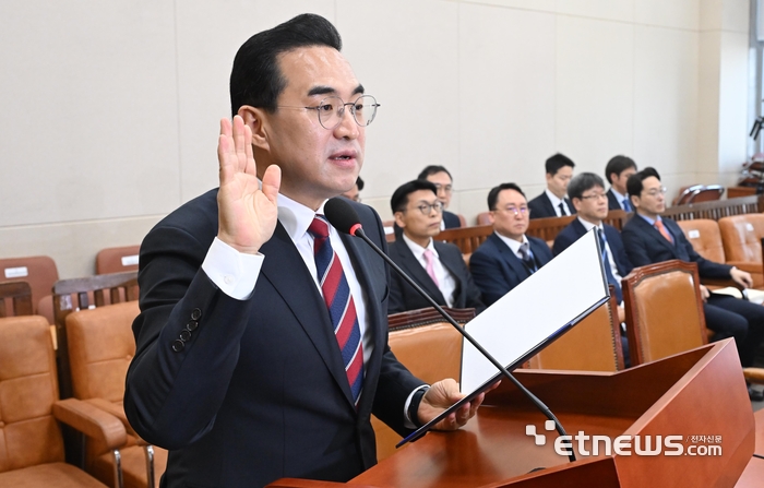 [포토] 선서하는 박홍근 기획예산처 장관 후보자