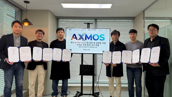 지난 20일 서울 테헤란로 코드프레소 본사에서 열린 협약식에서 관계자들이 기념촬영을 하고 있다. (왼쪽부터)코드프레소 이동훈 대표 트랜스링크 인베스트먼트 박희덕대표, 드림에이스 한윤호 본부장 윌트벤처빌더 원대로대표, , 브리 정요천 대표, , 팝업스튜디오 이병일 대외협력 리드.