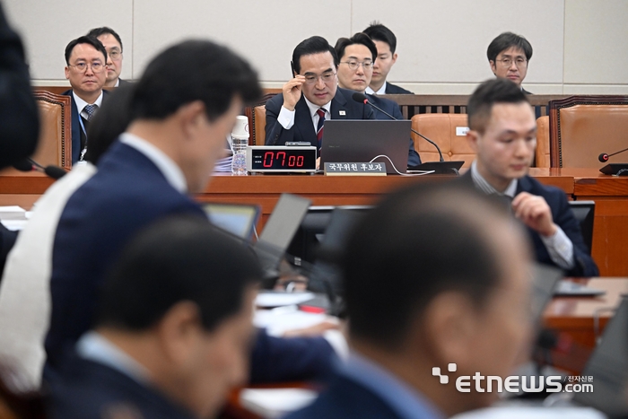 [포토] 안경 고쳐쓰는 박홍근 후보자