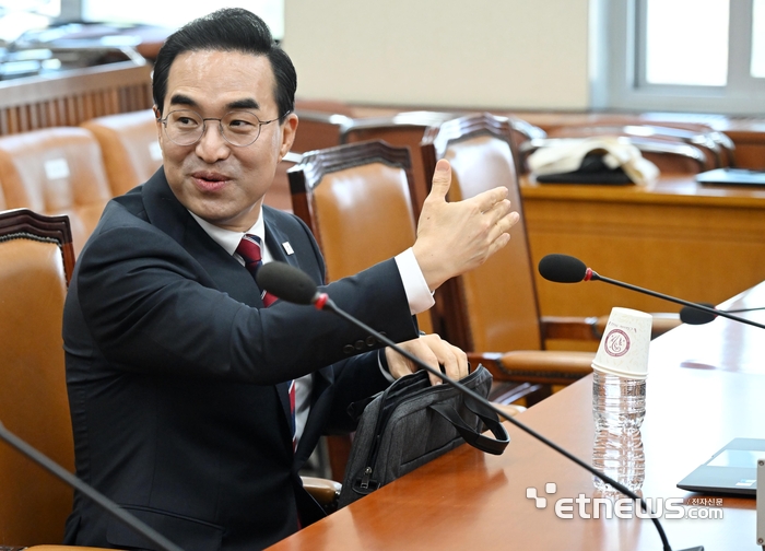 [포토] 박홍근 “자리가 어색하네요”