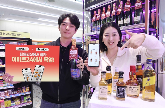 이마트24는 온라인 주류 플랫폼 '데일리샷'에 입점해 전용 스토어를 열고 픽업 서비스를 운영한다고 23일 밝혔다.
