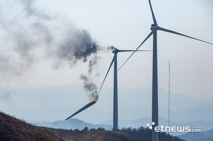 [포토] 불길에 휩싸인 영덕 풍력발전기
