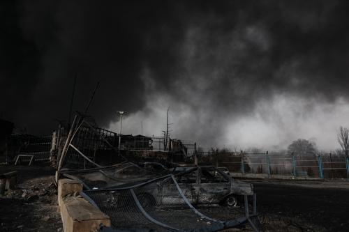 이란 테헤란 북서부 샤흐런 연료 저장고 공습으로 뿜어져 나오는 검은 연기. 사진=연합뉴스