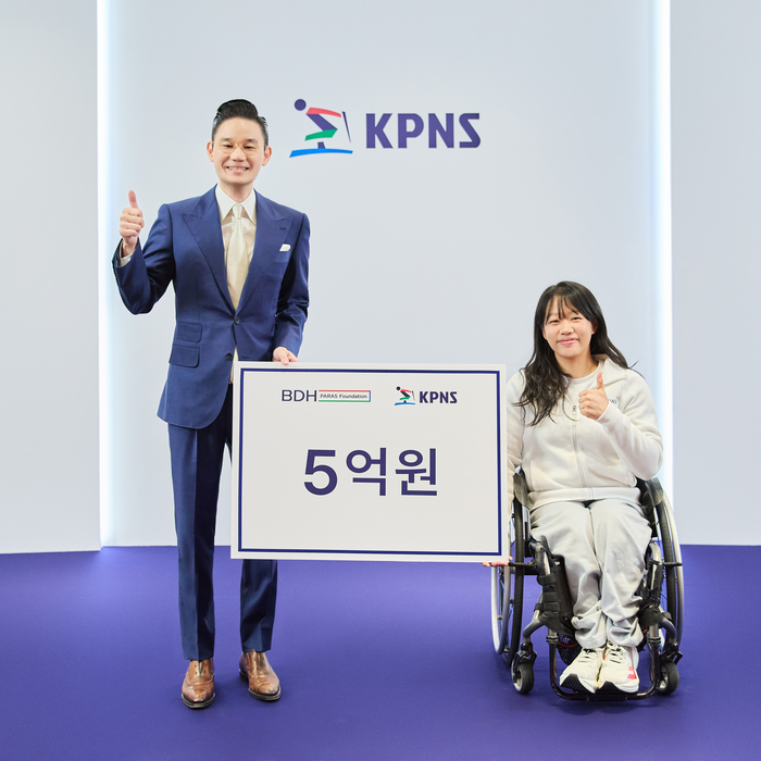 배동현 회장(왼쪽)이 김윤지 선수(오른쪽)와 기념사진을 촬영하고 있다. 사진= BDH재단