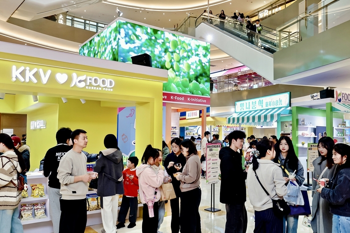 중국 항저우 바오롱청 쇼핑몰에서 열린 '2026 항저우 K-푸드 페어' 에서 현지 방문객들이 K-푸드를 체험하고 있다.(사진=aT)