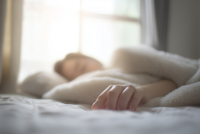 수면 부족이 치매 위험을 높일 수 있다는 연구 결과가 잇따르고 있는 가운데 전문가들은 단순히 '잠을 적게 자는 것'만으로 치매가 발생한다고 단정하기는 어렵다며 보다 신중한 해석이 필요하다고 강조한다. 사진=게티이미지