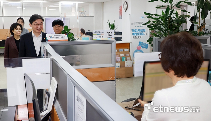 이억원 금융위원장이 23일 오전 서울 노원구 노원 서민금융통합지원센터에서 개최한 제3차 포용적 금융 대전환 회의에서 정부·유관기관 뿐만 아니라 관련 협회 및 금융권 임원진, 포용금융 민간전문가 등과 청년 등 금융취약계층을 위한 실효적 지원 방안을 논의했다. [사진= 금융위 제공]