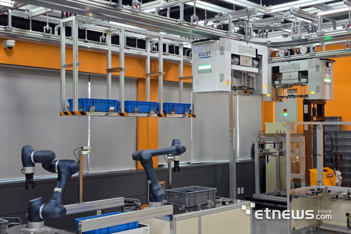 KAIST 피지컬 AI 테스트베드 '카이로스'에서 반도체 제조 공장 생산라인은 본떠 만든 구역에서 웨이퍼이송장치(OHT)가 자율 주행하고 있다. ⓒ박종진기자