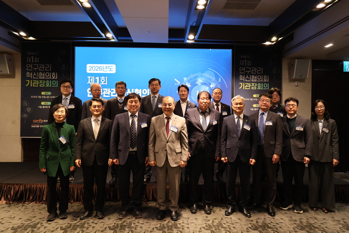 홍원화 연구관리혁신협의회 회장(앞줄 왼쪽 네 번째)이 제1회 기관장회의 후 기념촬영을 했다. (한국연구재단 제공)