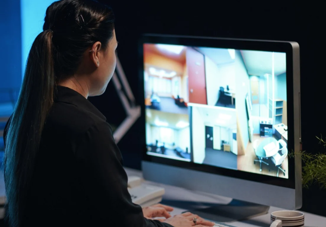 중국 일부 기업들이 사무실 내 각종 장비를 활용해 직원들의 일거수일투족을 들여다보고 있다는 사실이 알려지며 논란이 확산되고 있다. 사진=SCMP