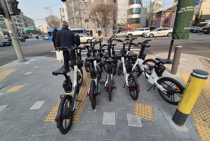 점자블럭 위 방치돼 통행을 방어하는 전기자전거 사례 (서초구 제공)