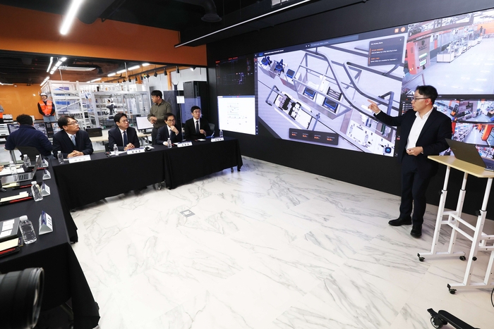 배경훈 부총리 및 과기정통부 장관(왼쪽에서 두 번째)과 이광형 KAIST 총장(왼쪽에서 세번째)이 23일 KAIST에서 '카이로스'에 대한 기술 설명을 듣고 있다.