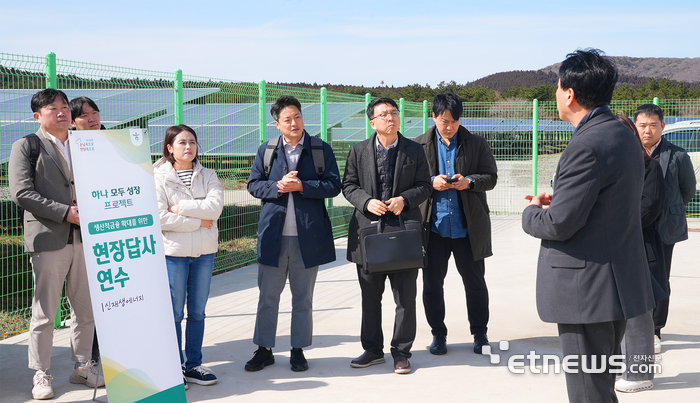 하나은행은 지난 20일 제주도 일대의 신재생에너지 발전단지를 방문해 생산적 금융 실행력 강화를 위한 '국가 첨단전략산업 현장연수'를 실시했다. 이날 연수에 참여한 하나은행 심사역과 기업금융전문역(RM) 직원들이 제주도 서귀포시 소재 가시리태양광발전소에서 사업 구조를 설명 듣고 있다. [사진= 하나은행 제공]