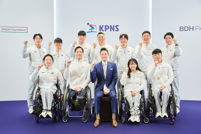 배동현 회장(앞줄 가운데)과 국가대표 선수단이 기념사진을 촬영하고 있다. 사진= BDH재단