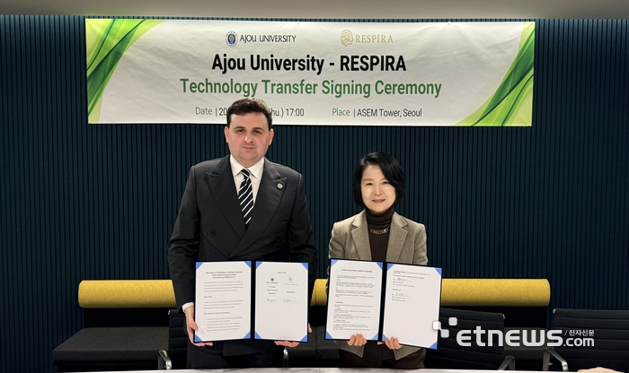 정이숙 아주대 약학대학 교수(오른쪽)와 버널드 레오네 레스피라 대표가 19일 천연 허브 복합물 소재 원천기술 이전 협약을 한 뒤 기념 촬영했다.