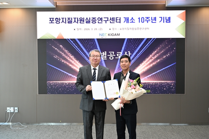 특별공로상 수여식 모습. 왼쪽이 권이균 원장, 오른쪽이 구동완 선임기술원.