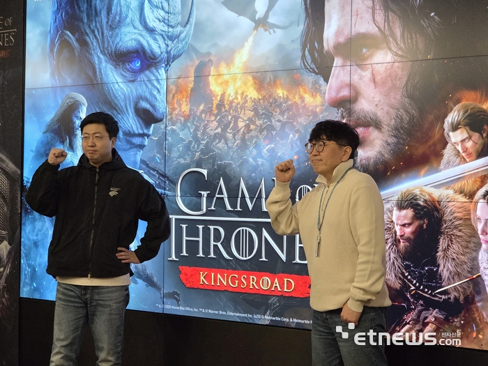 문준기 넷마블 사업본부장(왼쪽)과 장현일 왕좌의 게임: 킹스로드 총괄 PD가 서울 구로구 넷마블 사옥에서 열린 '왕좌의 게임: 킹스로드' 사전 체험회에서 기념촬영했다.