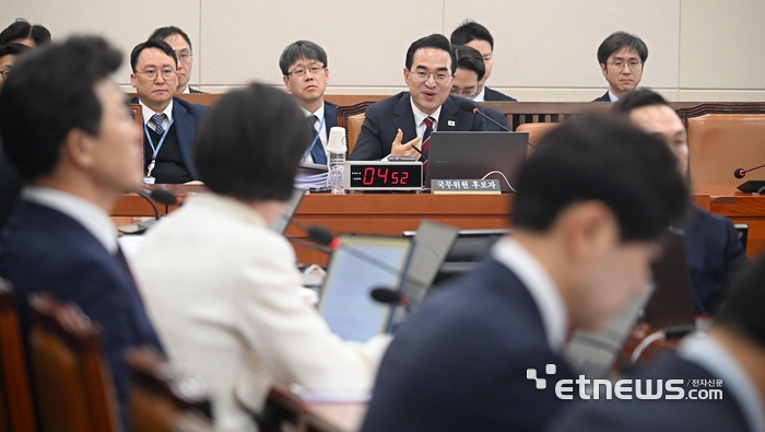 [포토] 야당 질의 답변하는 박홍근