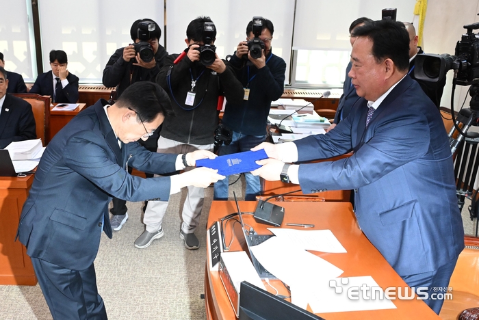 [포토] 선서문 제출하는 황종우 후보자