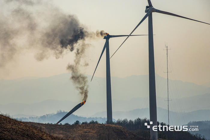[포토] 불길에 휩싸인 영덕 풍력발전기